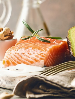 Maquereau et saumon apportent des omega-3 